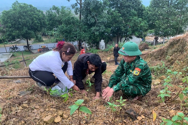 Cán bộ Biên phòng “gieo” ước mơ giúp đồng bào Chứt làm giàu